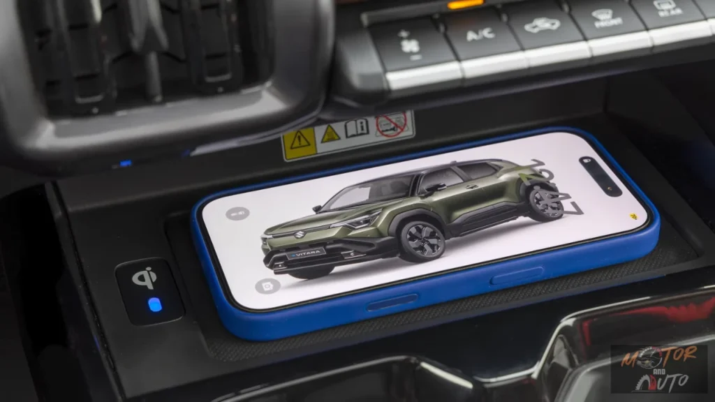2025 Suzuki e Vitara draadloze lader in middenconsole met telefoon met voertuigafbeelding
