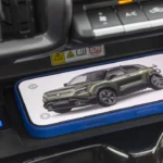 2025 Suzuki e Vitara draadloze lader in middenconsole met telefoon met voertuigafbeelding