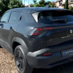 2025 Suzuki e Vitara driekwart achteraanzicht met profiel, wielkasten en ontwerpproporties