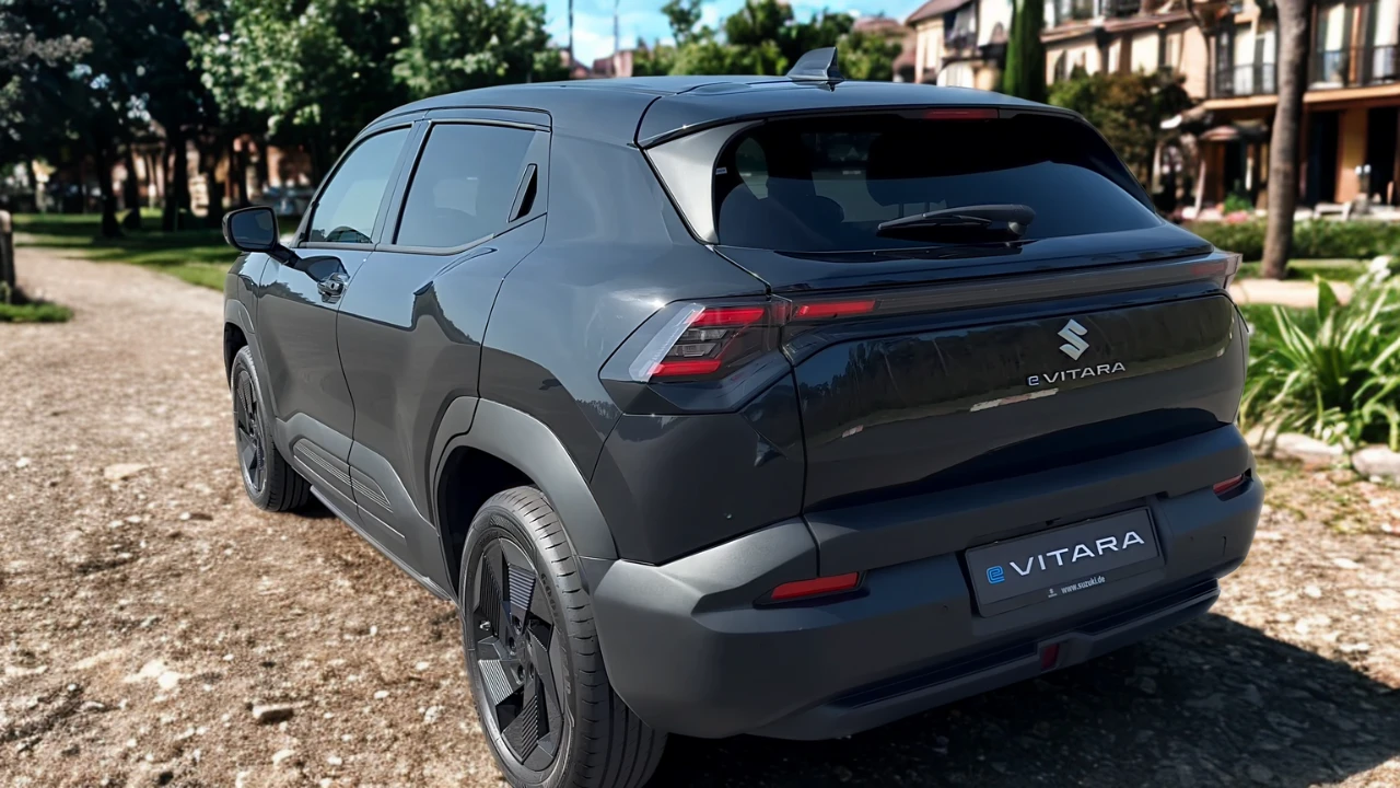 2025 Suzuki e Vitara driekwart achteraanzicht met profiel, wielkasten en ontwerpproporties