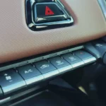 2025 Suzuki e Vitara fysieke klimaatbedieningsknoppen met waarschuwingsknipperlicht en volumeknop