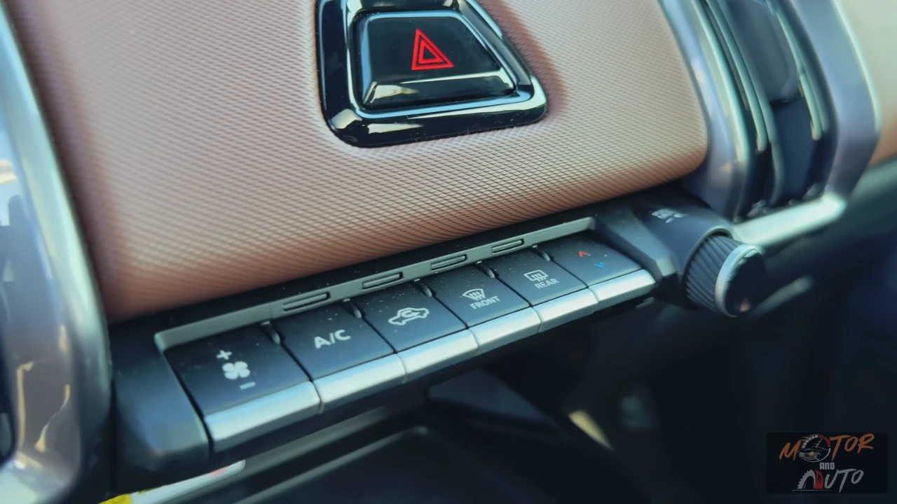 2025 Suzuki e Vitara fysieke klimaatbedieningsknoppen met waarschuwingsknipperlicht en volumeknop
