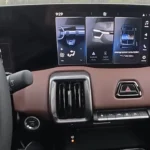 2025 Suzuki e Vitara 10,1-inch infotainment touchscreen met klimaatbedieningsknoppen en bruin dashboard trim