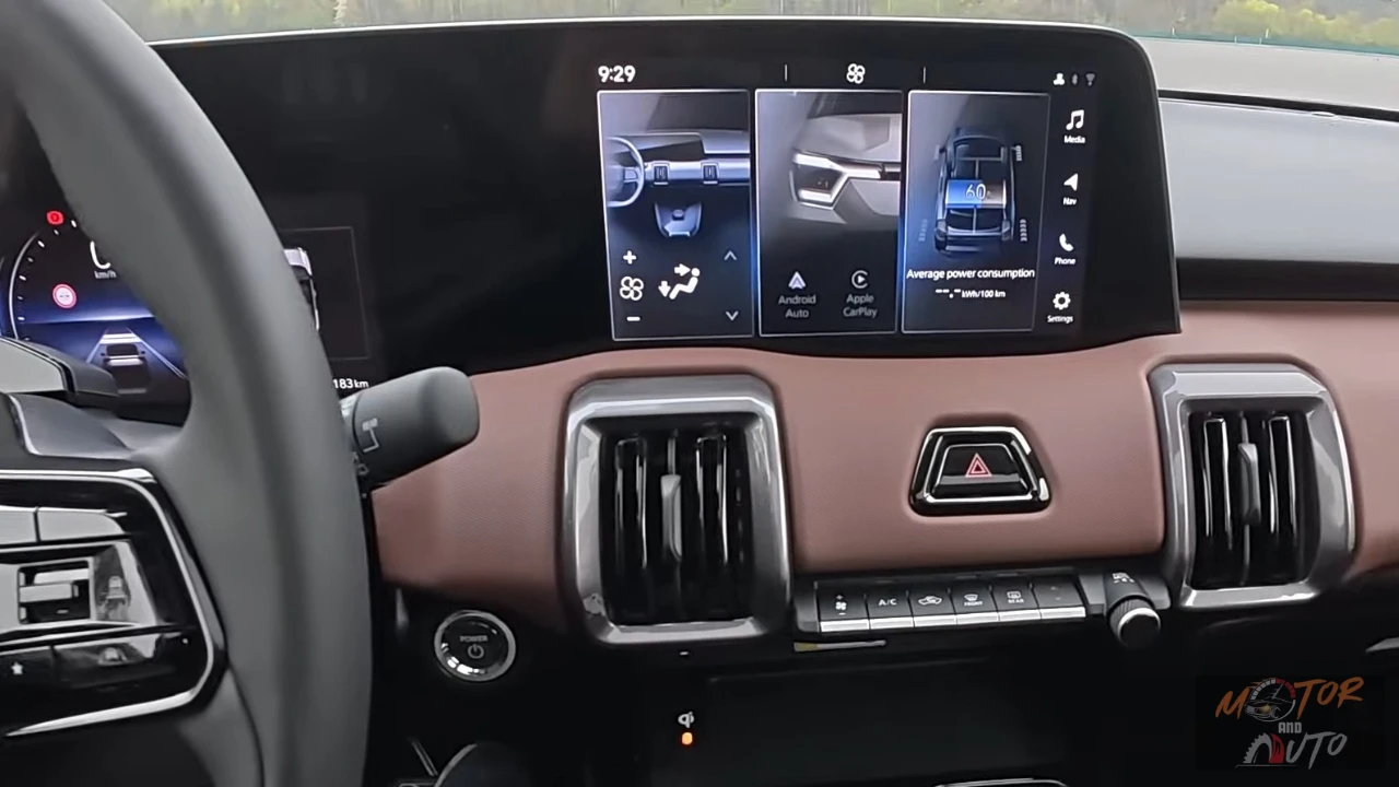 2025 Suzuki e Vitara 10,1-inch infotainment touchscreen met klimaatbedieningsknoppen en bruin dashboard trim