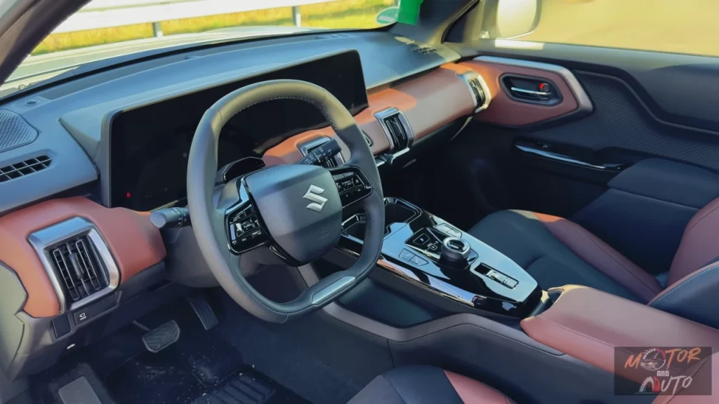 2025 Suzuki e Vitara voorstoelen met bruine en zwarte gemengde materiaal bekleding met stof inzetstukken