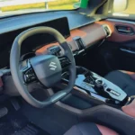 2025 Suzuki e Vitara voorstoelen met bruine en zwarte gemengde materiaal bekleding met stof inzetstukken