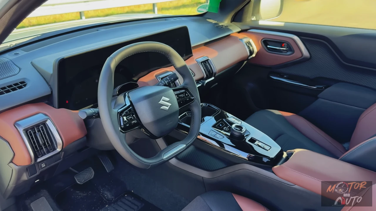 2025 Suzuki e Vitara voorstoelen met bruine en zwarte gemengde materiaal bekleding met stof inzetstukken