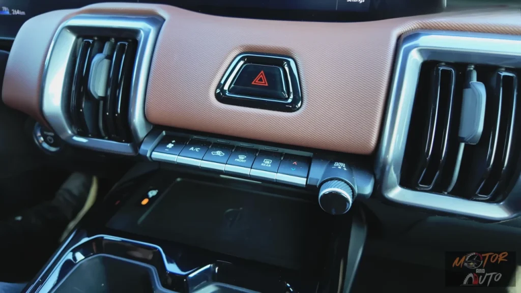 2025 Suzuki e Vitara klimaatbedieningsknoppen met AC, ontdooier, ventilator en temperatuurbediening met bruin dashboard