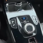 Middenconsole van de 2025 Suzuki e Vitara met roterende versnellingskiezer, rijmodus knoppen en regeneratie bedieningselementen