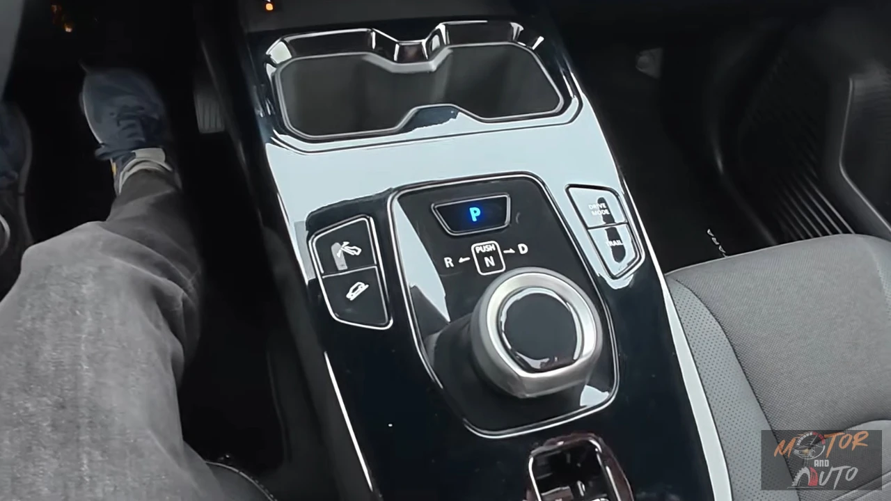 Middenconsole van de 2025 Suzuki e Vitara met roterende versnellingskiezer, rijmodus knoppen en regeneratie bedieningselementen