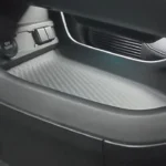 Onderste opbergvak in de middenconsole van de 2025 Suzuki e Vitara met 12V aansluiting en USB-verbindingen