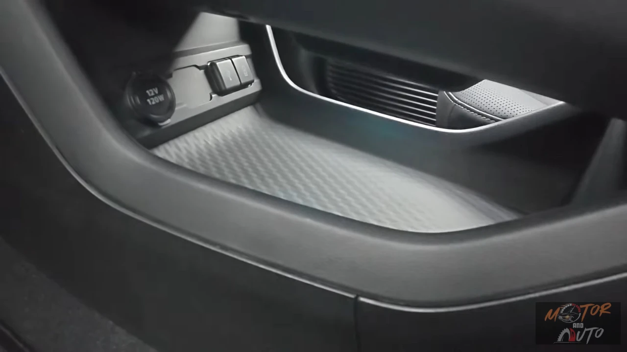 Onderste opbergvak in de middenconsole van de 2025 Suzuki e Vitara met 12V aansluiting en USB-verbindingen