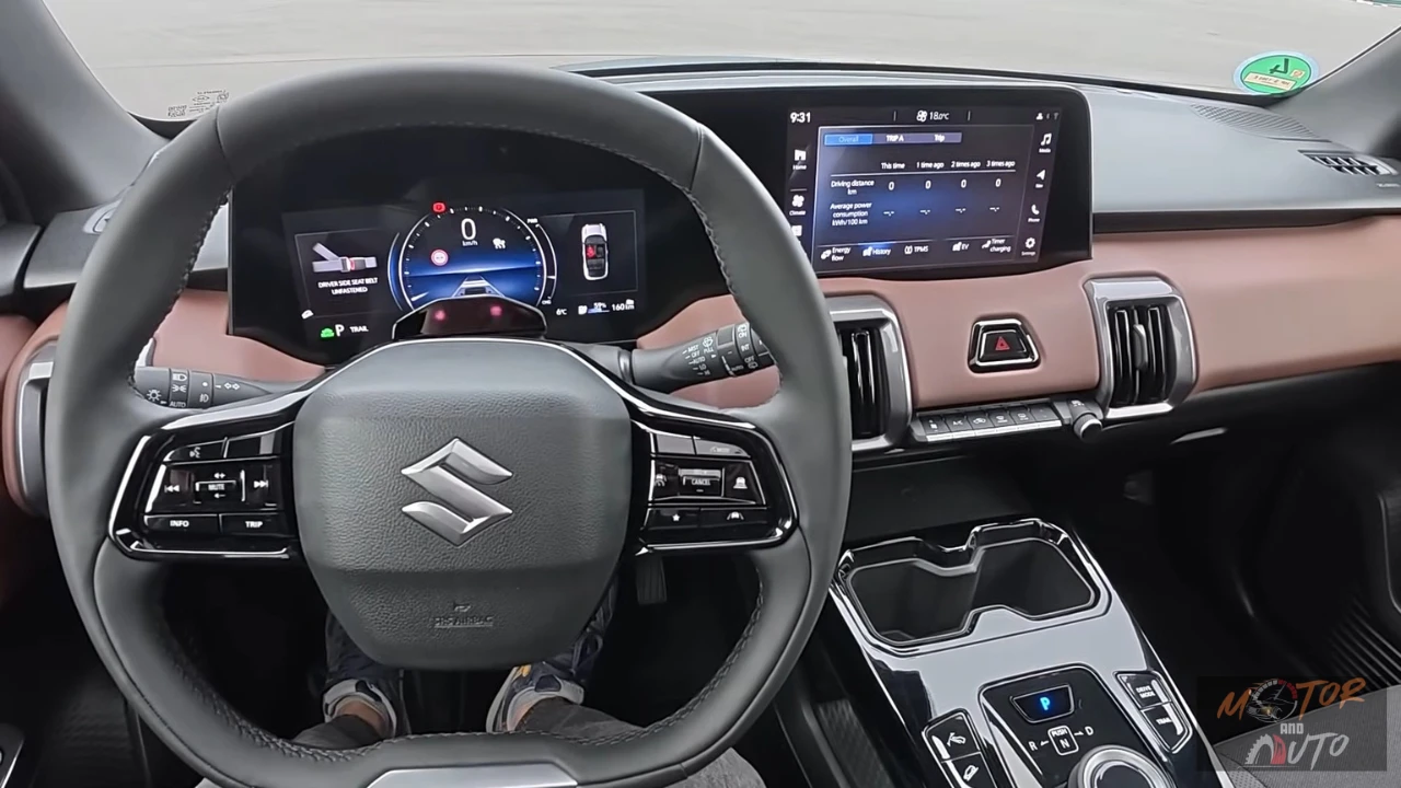 Bestuurdersview van de 2025 Suzuki e Vitara met leren stuurwiel met bedieningselementen en 10,25-inch digitaal instrumentarium