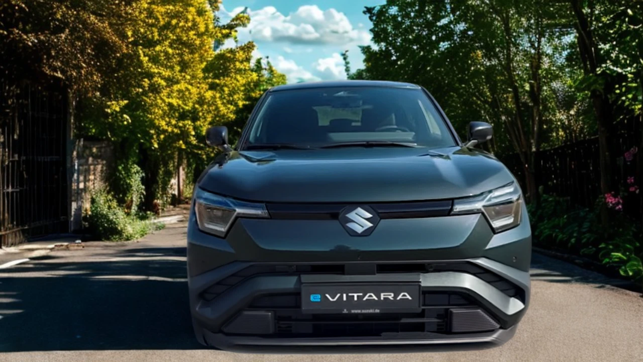 2025 Suzuki e Vitara vooraanzicht met LED-koplampen, EV-grille ontwerp en Suzuki-logo in stedelijke omgeving