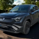 2025 Suzuki e Vitara voorste driekwart aanzicht met SUV-ontwerp, LED-verlichting en beschermende zwarte bekleding