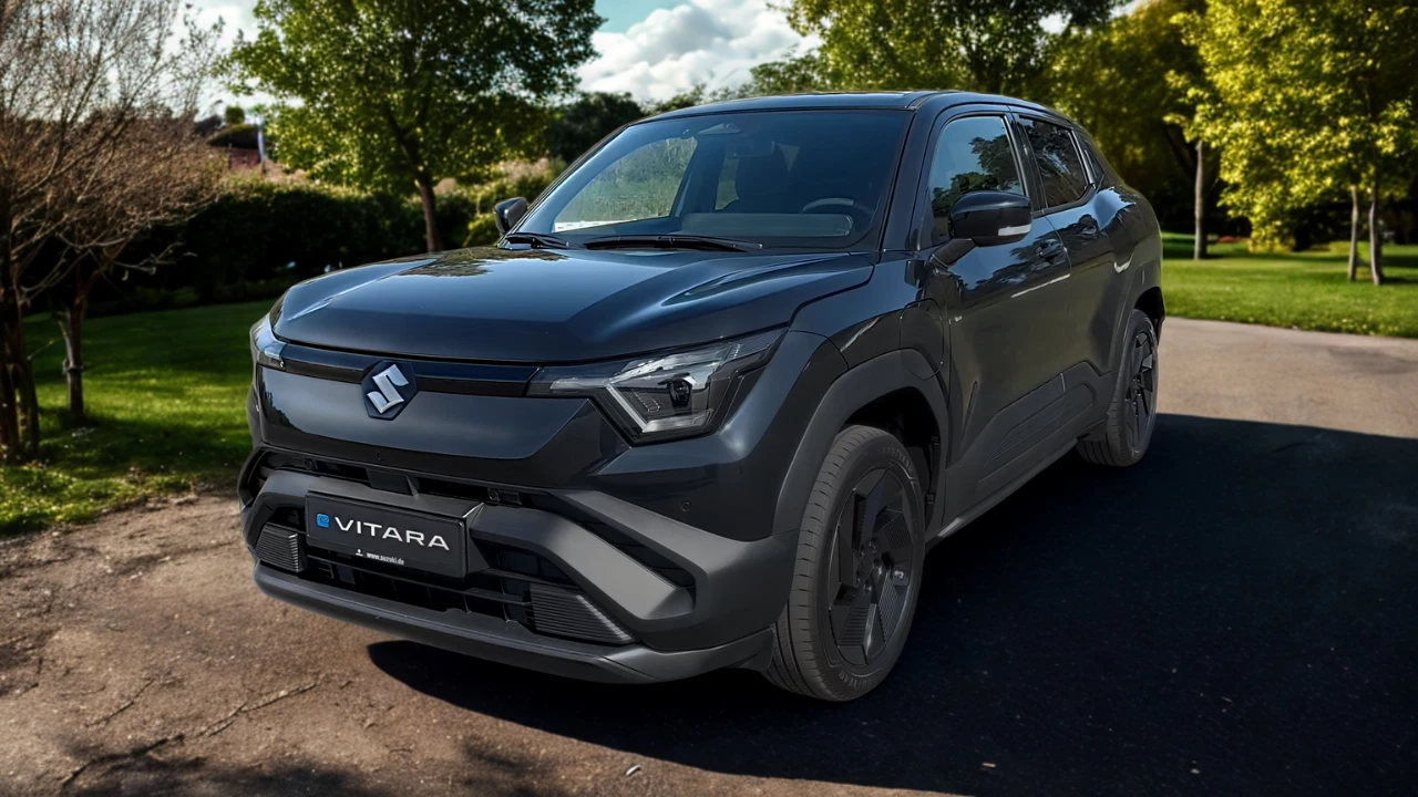2025 Suzuki e Vitara voorste driekwart aanzicht met SUV-ontwerp, LED-verlichting en beschermende zwarte bekleding