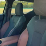 2025 Suzuki e Vitara voorstoelen met bruine en zwarte gemengde materiaal bekleding met stof inzetstukken
