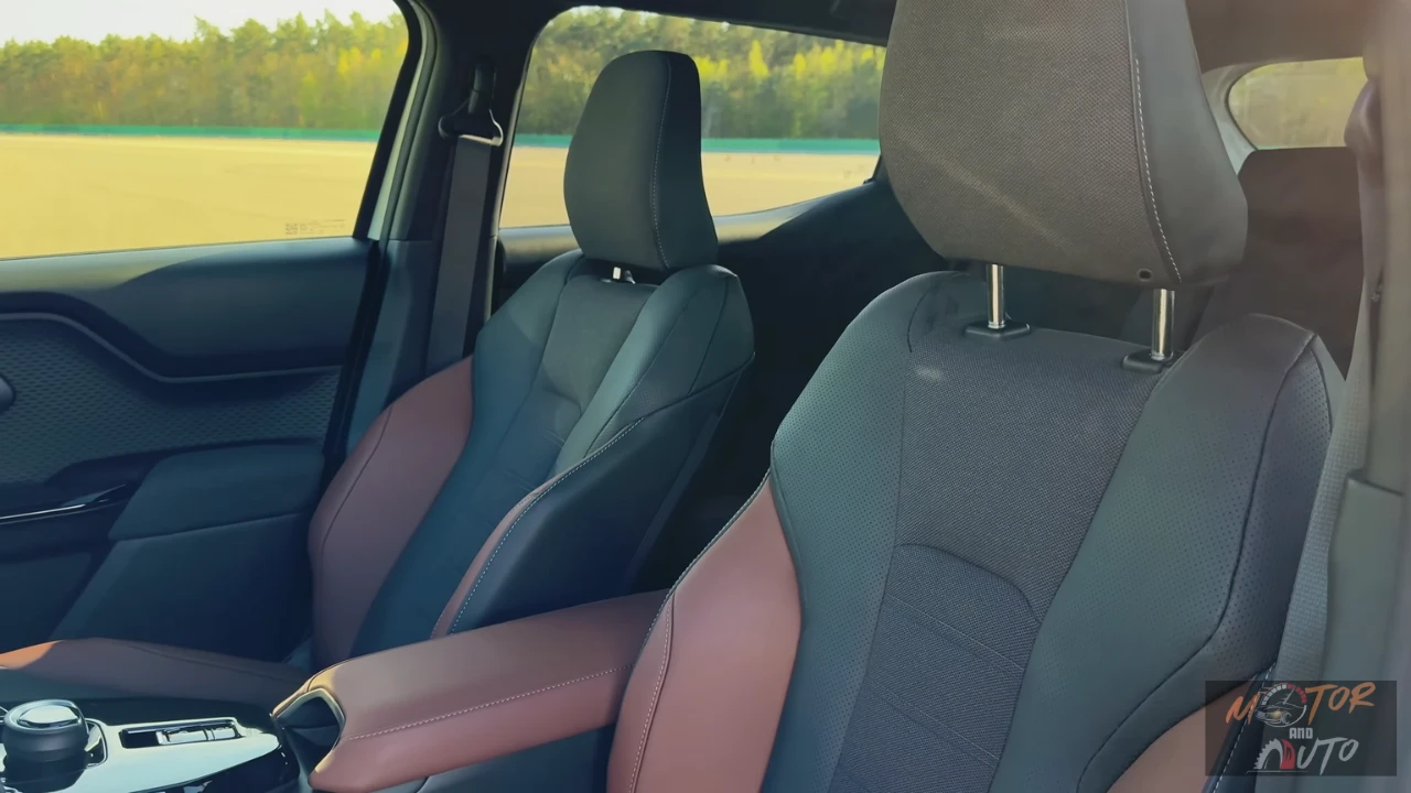 2025 Suzuki e Vitara voorstoelen met bruine en zwarte gemengde materiaal bekleding met stof inzetstukken