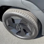 2025 Suzuki e Vitara wiel detail met aerodynamisch lichtmetalen ontwerp met zwarte afwerking