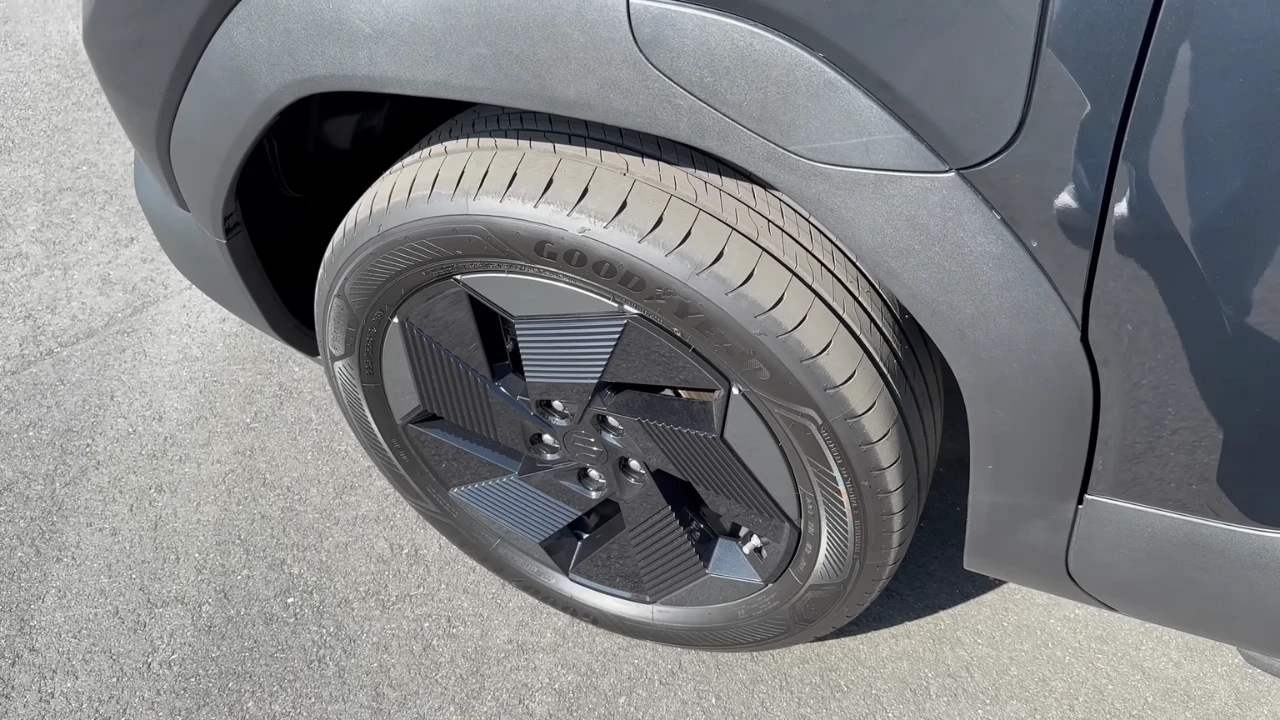 2025 Suzuki e Vitara wiel detail met aerodynamisch lichtmetalen ontwerp met zwarte afwerking