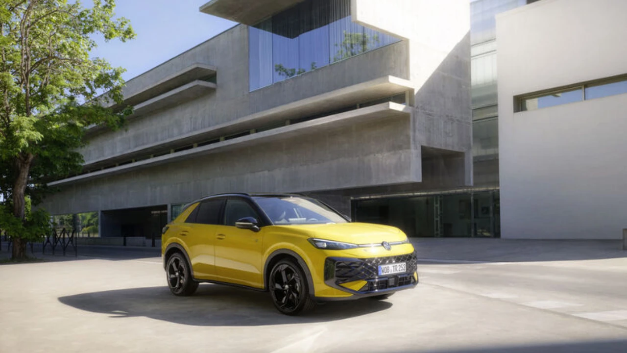 2026 Volkswagen T-Roc Kanariegeel - Voor Driekwart Aanzicht