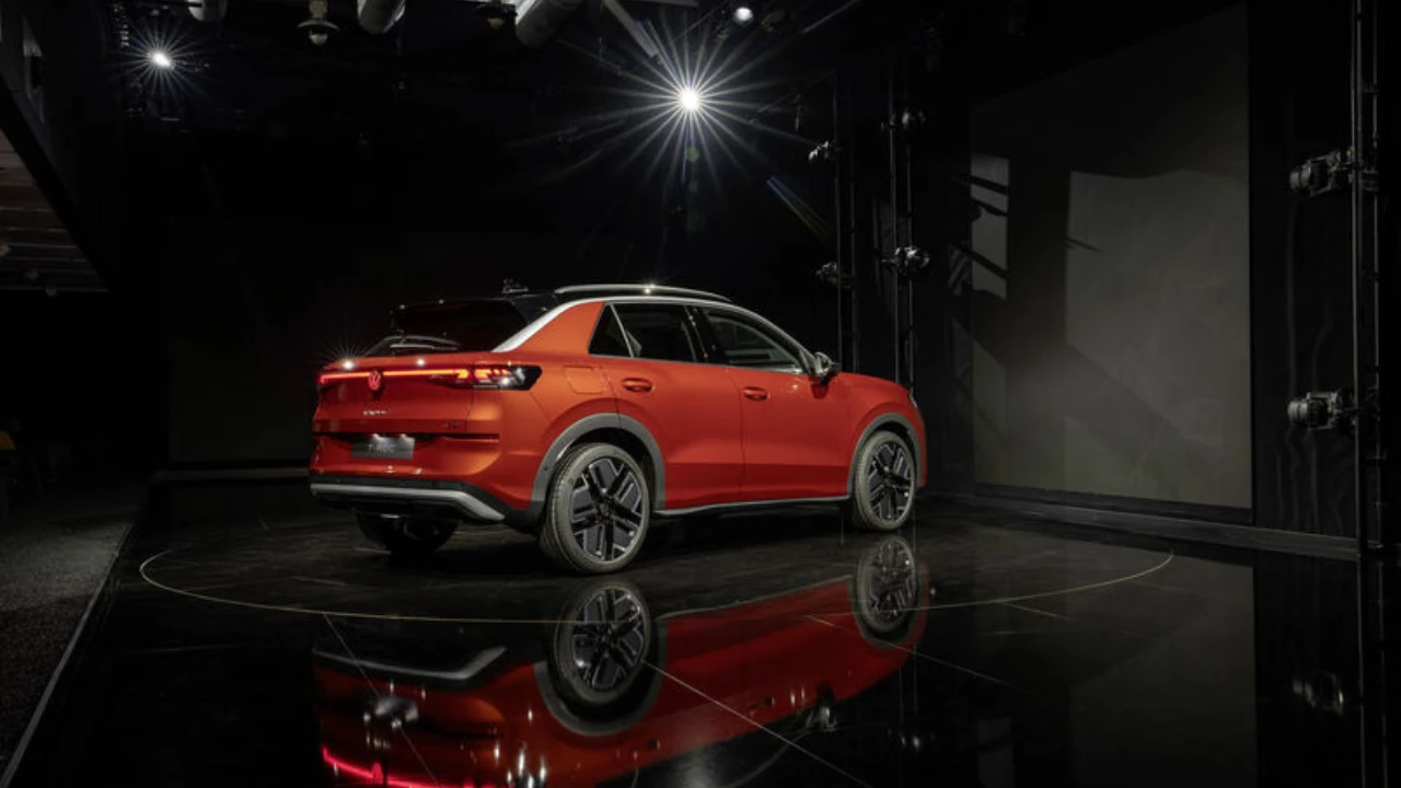 2026 Volkswagen T-Roc - Rood Achter Studio
