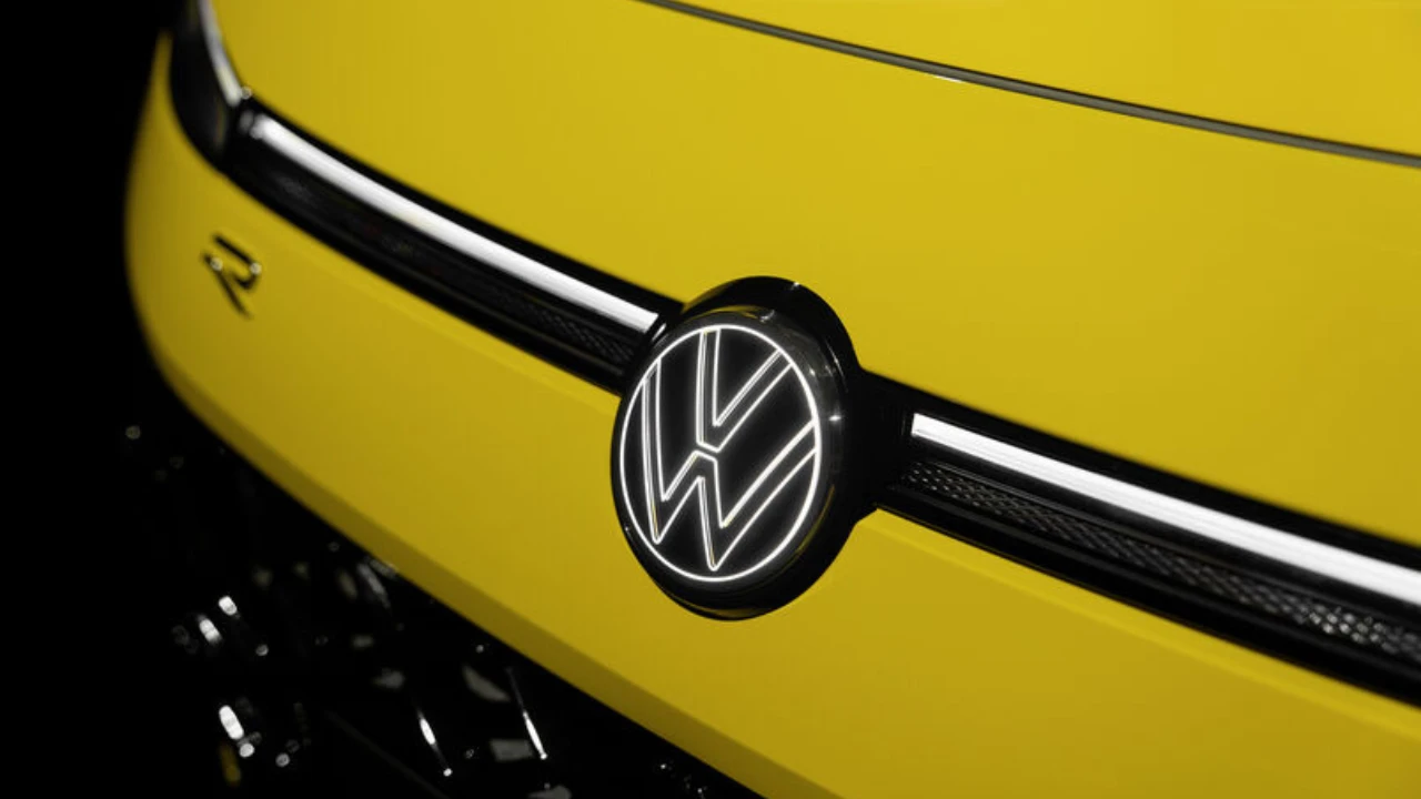 2026 Volkswagen T-Roc - Voorgrille Badge Detail