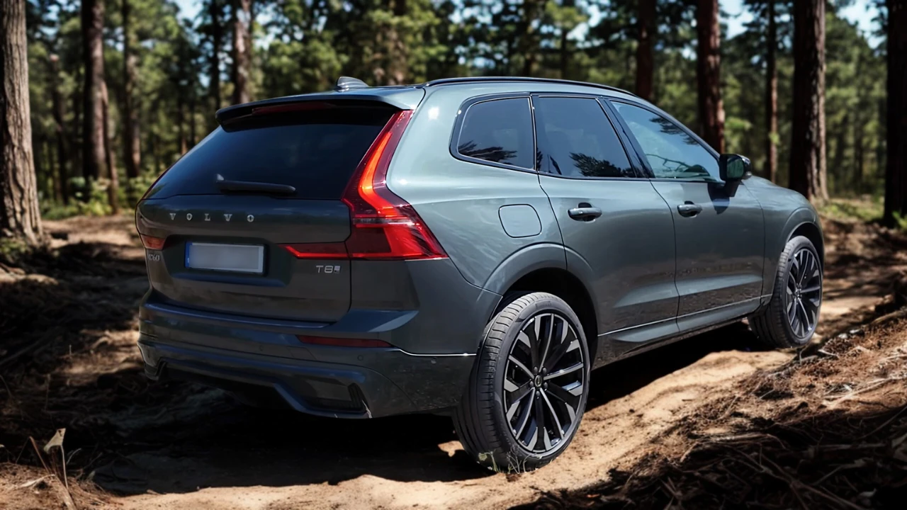 2026 Volvo XC60 achter driekwart zicht met verduisterde achterlichten, lichtmetalen velgen, T8 badge en elegante SUV proporties in bosomgeving