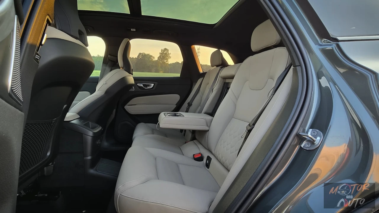 2026 Volvo XC60 achterpassagiers stoelen met ruime beenruimte, panoramadak erboven en premium grijze Nordico bekleding met gequilt ontwerp
