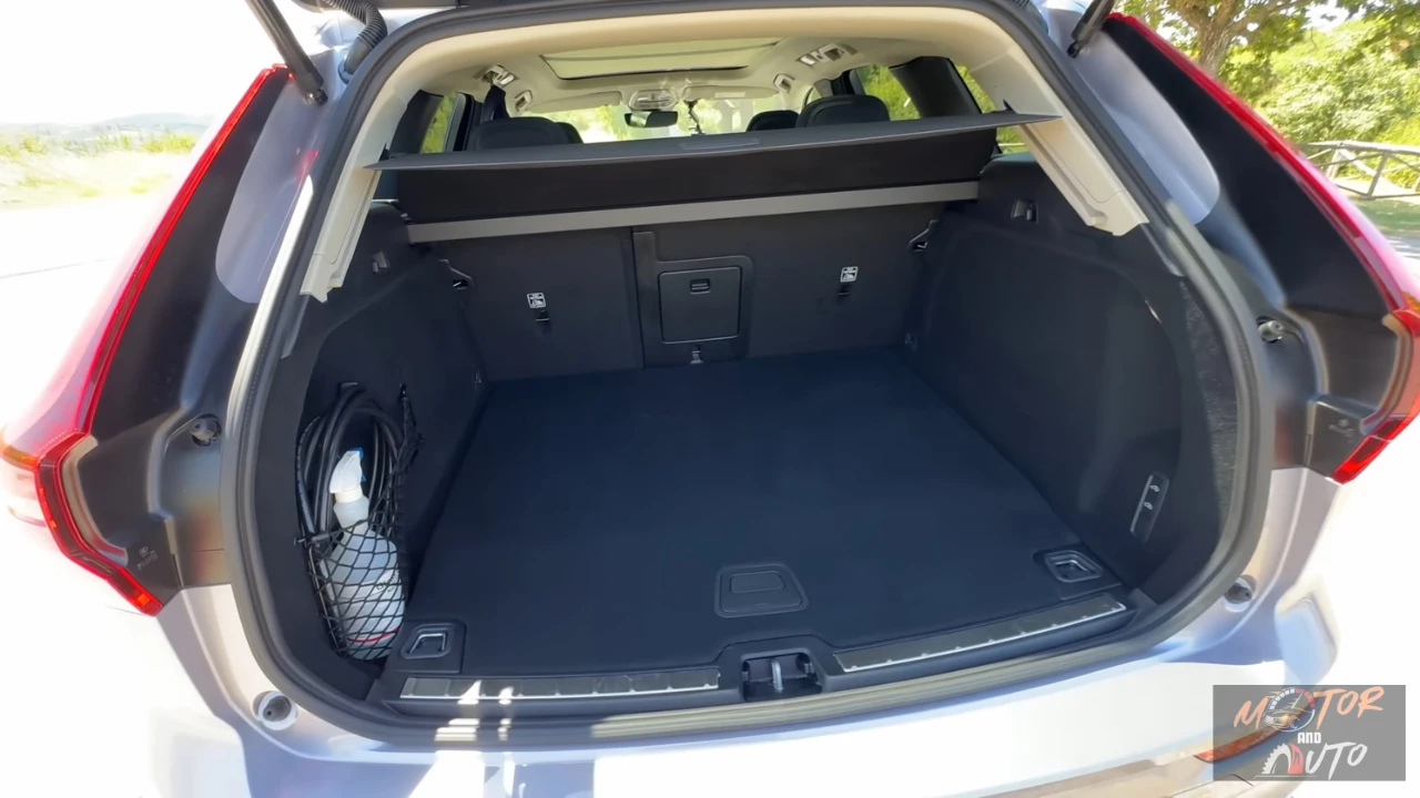2026 Volvo XC60 bagageruimte met 468-liter opslagcapaciteit, bagagenetten, vloerbergplaats en praktische laadruimte