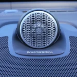 2026 Volvo XC60 Bowers & Wilkins luidspreker met onderscheidend mesh grille ontwerp gemonteerd in premium deurpaneel voor hoogwaardige audio ervaring