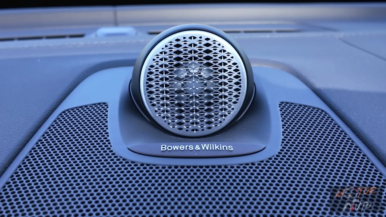 2026 Volvo XC60 Bowers & Wilkins luidspreker met onderscheidend mesh grille ontwerp gemonteerd in premium deurpaneel voor hoogwaardige audio ervaring
