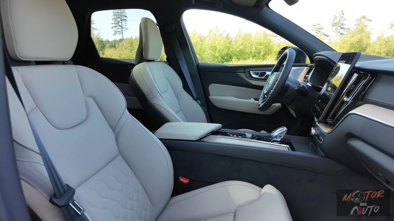 2026 Volvo XC60 compleet interieur overzicht met panoramadak, lichtgrijze Nordico stoelen, natuurlijke hout dashboard afwerking en ruime vijf-persoons cabine indeling