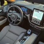 2026 Volvo XC60 interieur dashboard met 11,2-inch touchscreen met Google Maps, digitaal instrumentenpaneel, Volvo stuurwiel en premium cabine materialen