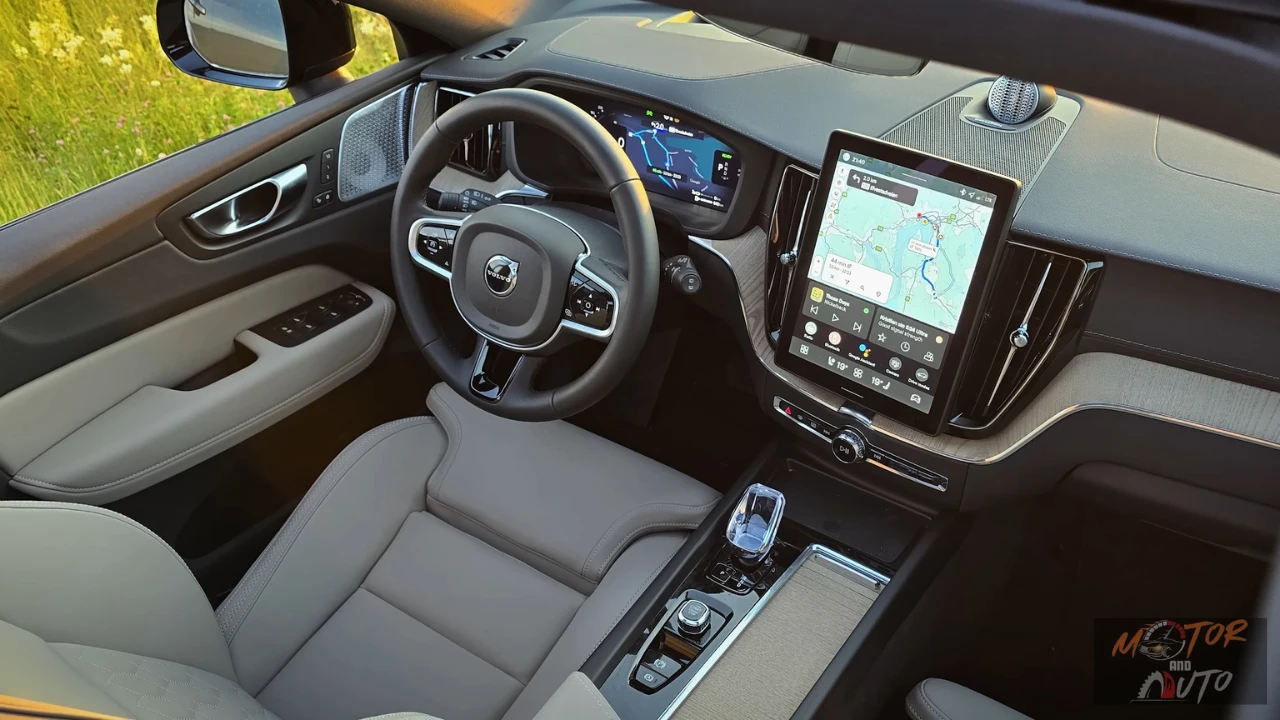 2026 Volvo XC60 interieur dashboard met 11,2-inch touchscreen met Google Maps, digitaal instrumentenpaneel, Volvo stuurwiel en premium cabine materialen