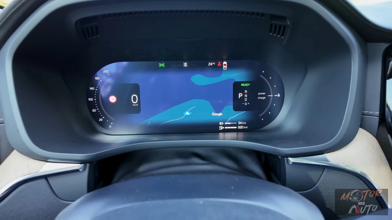 2026 Volvo XC60 digitaal instrumentenpaneel met hybrid krachtstroom, navigatie weergave, snelheid en batterijstatus met blauwe accent verlichting
