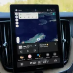 2026 Volvo XC60 touchscreen startscherm met Google diensten, media bediening, klimaat instellingen en verschillende app iconen met intuïtieve lay-out