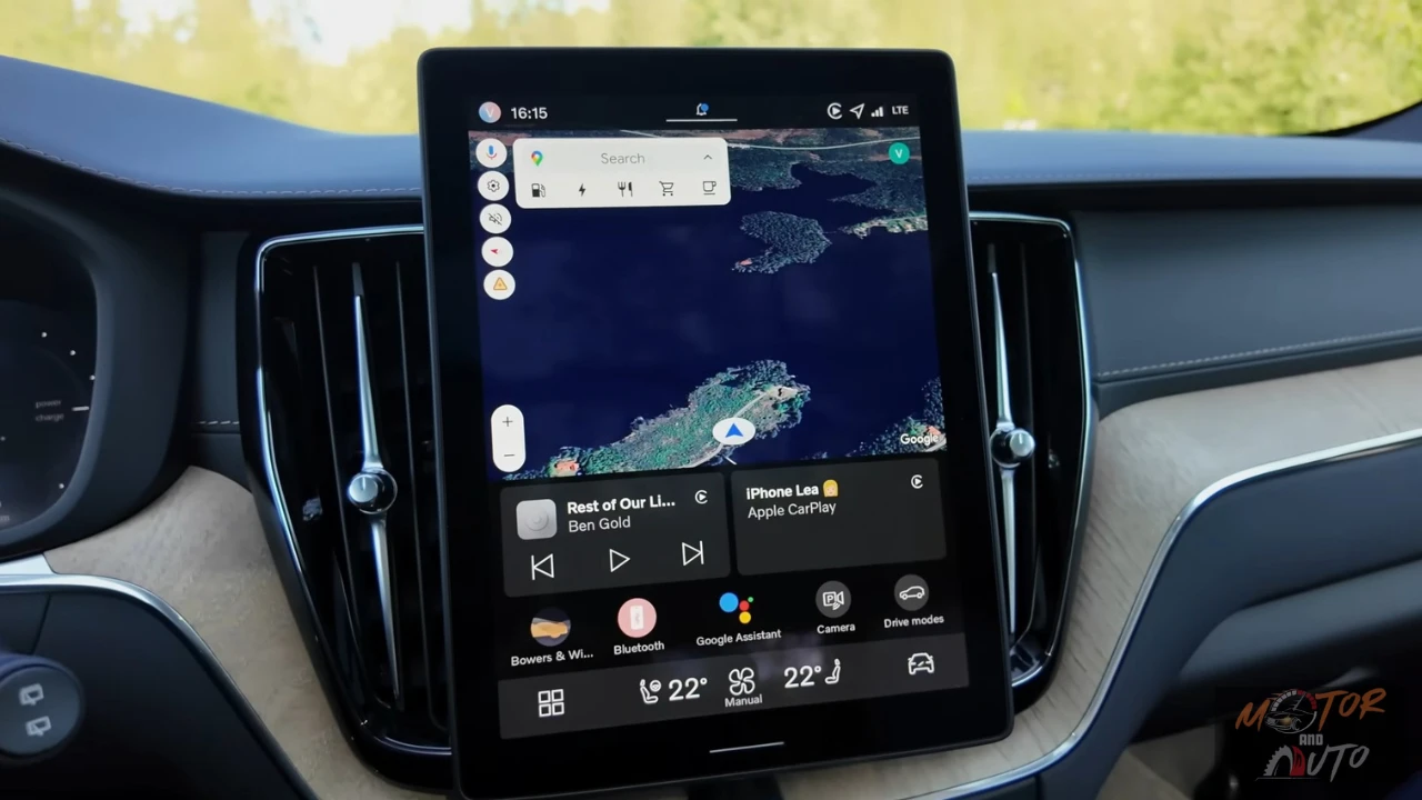 2026 Volvo XC60 touchscreen startscherm met Google diensten, media bediening, klimaat instellingen en verschillende app iconen met intuïtieve lay-out