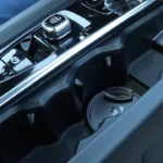 2026 Volvo XC60 middenconsole met opbergvakken, bekerhouders, rijmodus bediening en premium interieur afwerking