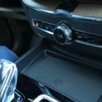 De Volvo XC60 uit 2026 behoudt gebruiksvriendelijke fysieke bedieningselementen, waaronder een volumeknop en een draadloos oplaadpad