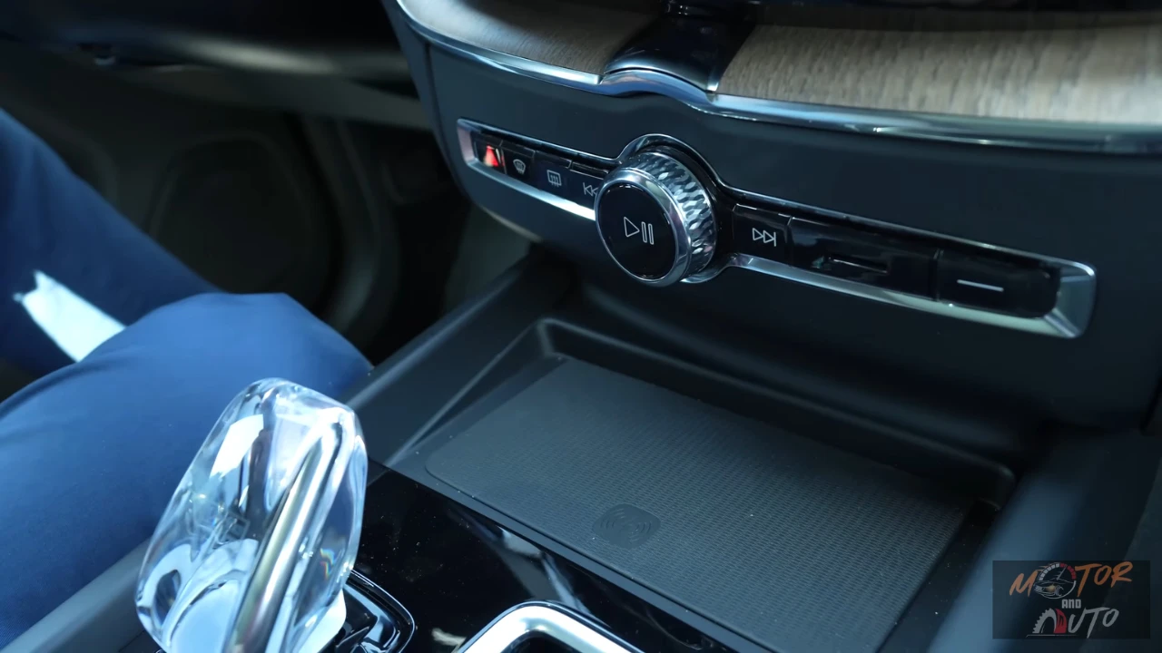 De Volvo XC60 uit 2026 behoudt gebruiksvriendelijke fysieke bedieningselementen, waaronder een volumeknop en een draadloos oplaadpad