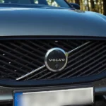 2026 Volvo XC60 diagonale grille close-up met nieuw patroon ontwerp, Volvo logo en zwarte mesh detaillering van EV-geïnspireerde styling
