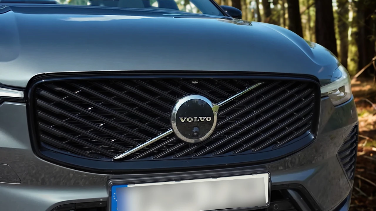 2026 Volvo XC60 diagonale grille close-up met nieuw patroon ontwerp, Volvo logo en zwarte mesh detaillering van EV-geïnspireerde styling
