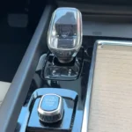 2026 Volvo XC60 kristal versnellingspook gemaakt door Orrefors met start/stop knop en rijbediening op middenconsole met natuurlijke houtafwerking