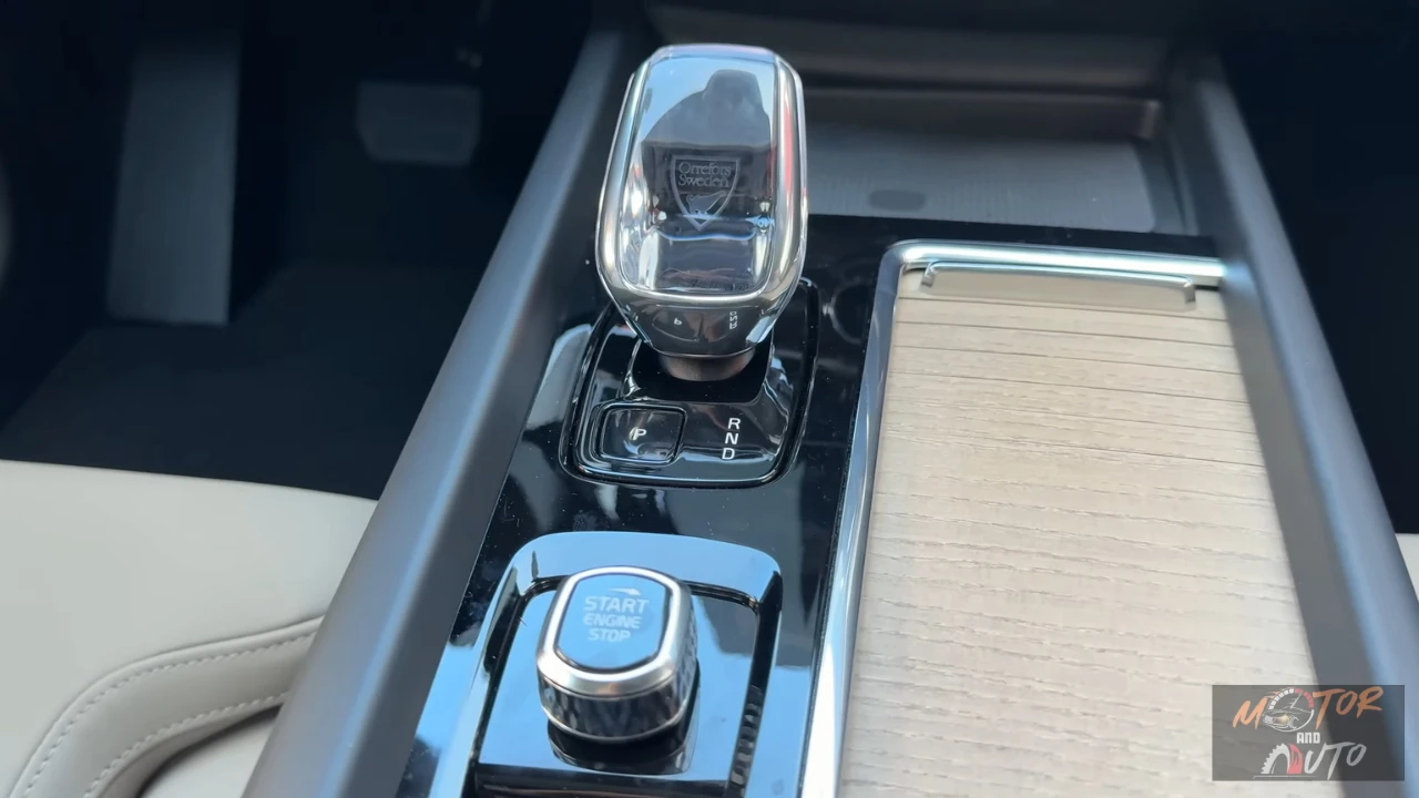 2026 Volvo XC60 kristal versnellingspook gemaakt door Orrefors met start/stop knop en rijbediening op middenconsole met natuurlijke houtafwerking