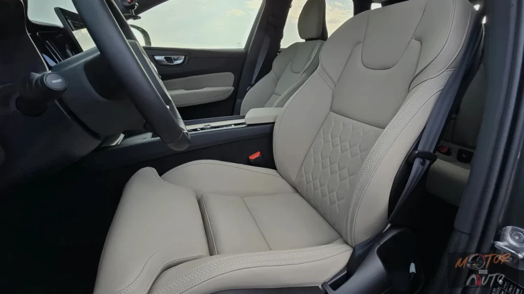 2026 Volvo XC60 voorpassagiersstoel met premium Nordico gequilte bekleding in lichtgrijze Kardamom kleur met gedetailleerd stikwerk en comfort ontwerp
