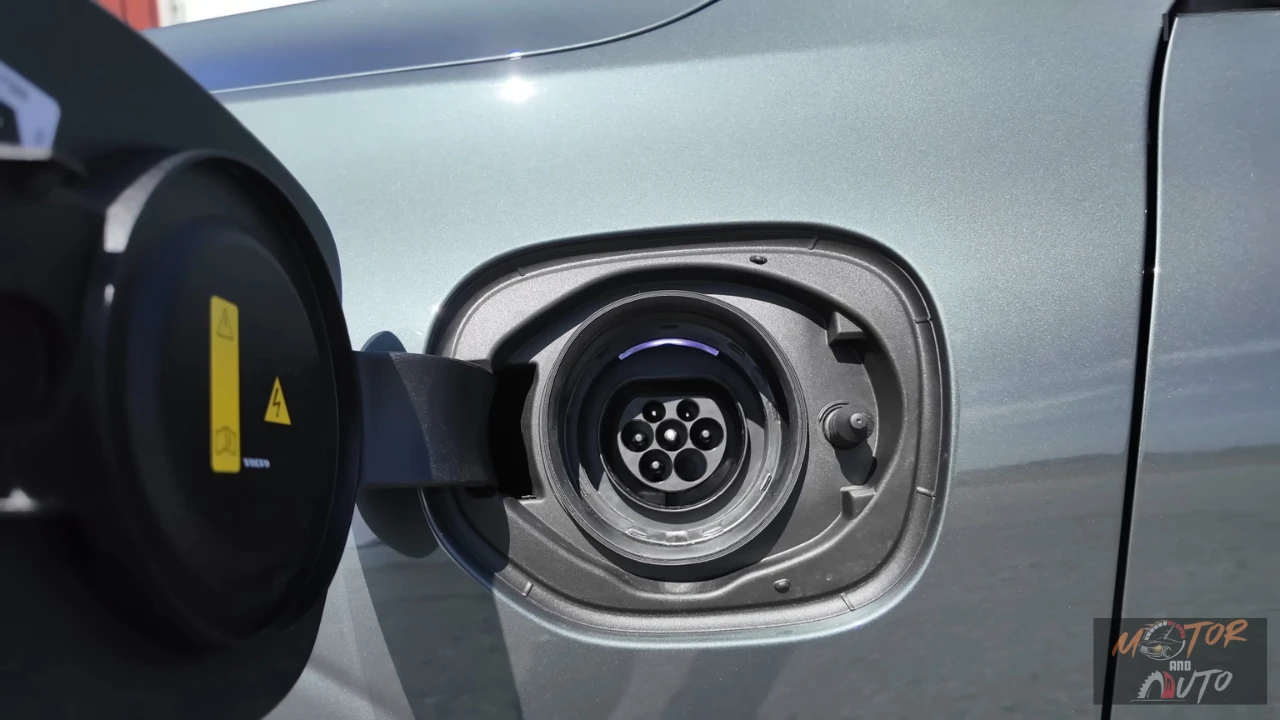 2026 Volvo XC60 T8 plug-in hybrid laadpoort met Type 2 connector en 6,4kW laadcapaciteit voor 18,8kWh batterijsysteem