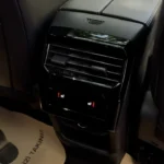 Achterpassagiers klimaatbediening en laadpoorten in de 2025 Opel Grandland