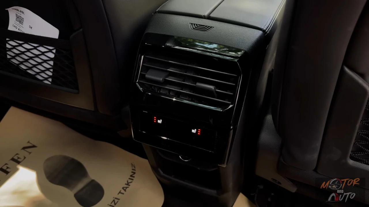 Achterpassagiers klimaatbediening en laadpoorten in de 2025 Opel Grandland