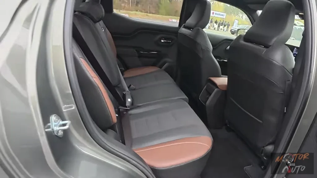 Achterbank gebied van de 2025 Suzuki e Vitara met 40:20:40 split-vouwbare stoelen met verstelbare positie (16 cm schuifbereik)